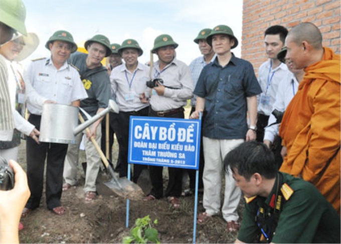 Đoàn kiều bào trồng cây lưu niệm trên đảo Song Tử Tây trong chuyến thăm Trường Sa năm 2013. Ảnh:Quehuongonline