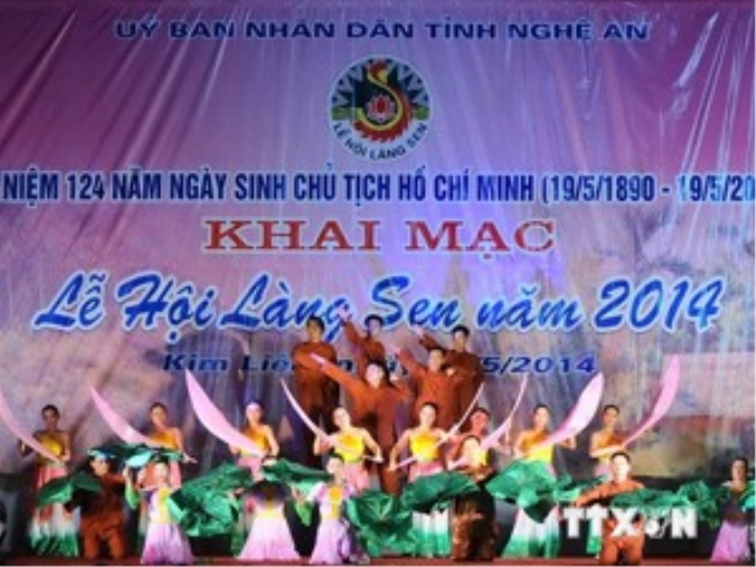 Tiết mục văn nghệ đặc sắc trong lễ khai mạc Lễ hội Làng Sen. Ảnh: TTXVN