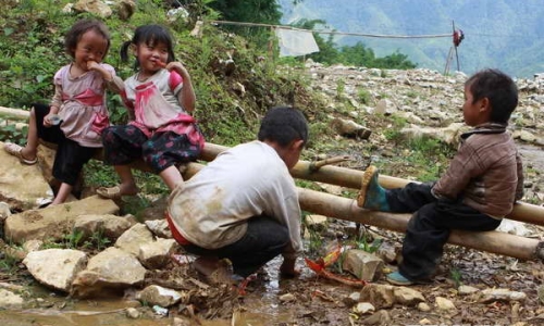 "Chăn ấm" chia sẻ khó khăn với trẻ em vùng cao Tây Bắc