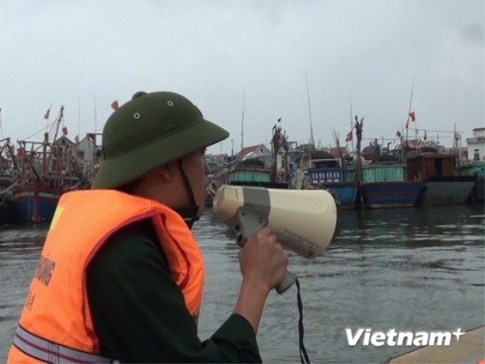 Lực lượng chức năng kêu gọi các ngư dân vào bờ tránh bão. (Ảnh minh họa. Nguồn: Vietnam+)