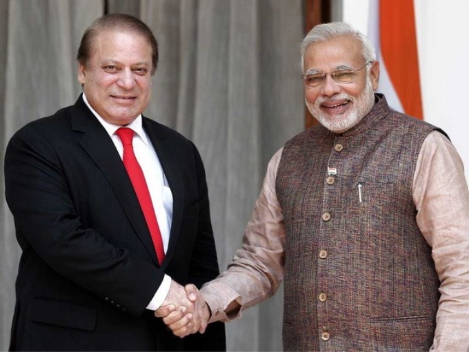 Thủ tướng Ấn Độ Narendra Modi (phải) và người đồng cấp Pakistan Nawaz Sharif. (Nguồn: Reuters)