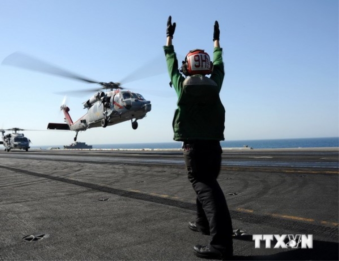 Máy bay chiến đấu hạ cánh xuống tàu sân bay USS George H.W. Bush do Mỹ điều động hỗ trợ Iraq đối phó phiến quân. (Nguồn: AFP/TTXVN)