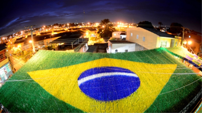 Quốc kỳ khổng lồ của Brazil chào đón World Cup 2014