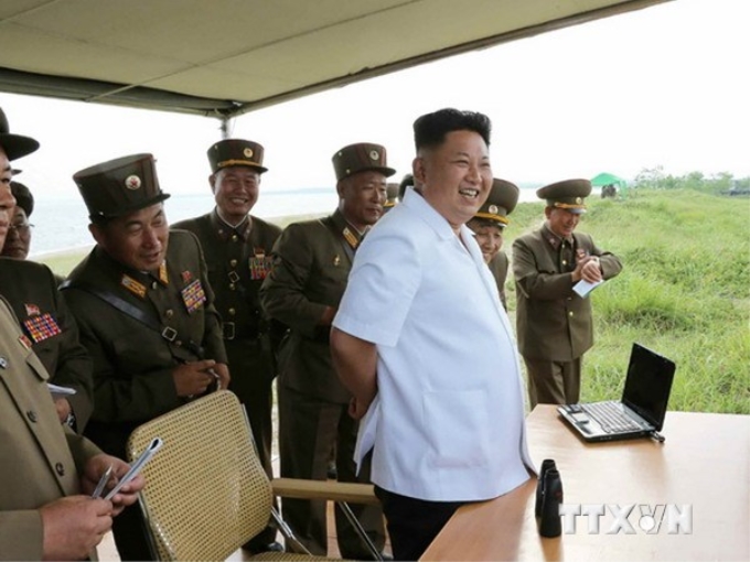 Nhà lãnh đạo Triều Tiên Kim Jong-Un quan sát vụ thử tên lửa. (Nguồn: AFP/TTXVN)