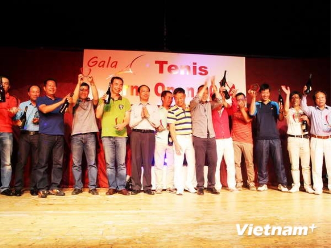 Lễ trao giải thưởng Giải Quần vợt Brno mở rộng 2014. (Ảnh: Vietnam+)