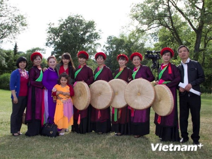 Đoàn Việt Nam chụp ảnh kỷ niệm tại Lễ hội. (Ảnh: Vietnam+)