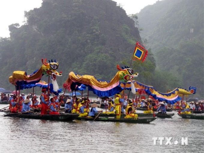 Nghi thức rước rồng trên sông tại Khu Du lịch tâm linh Tràng An-Bái Đính (Ninh Bình). (Ảnh: TTXVN)