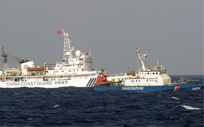 Tàu Trung Quốc tấn công tàu Cảnh sát biển Việt Nam. (Ảnh AFP)