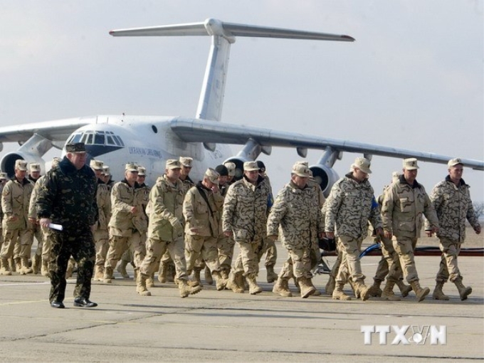 Binh sỹ Ukraine rời máy bay IL-76 ở sân bay Mykolayiv ngày 15/3/2005. (Ảnh tư liệu - Nguồn: AFP/TTXVN)