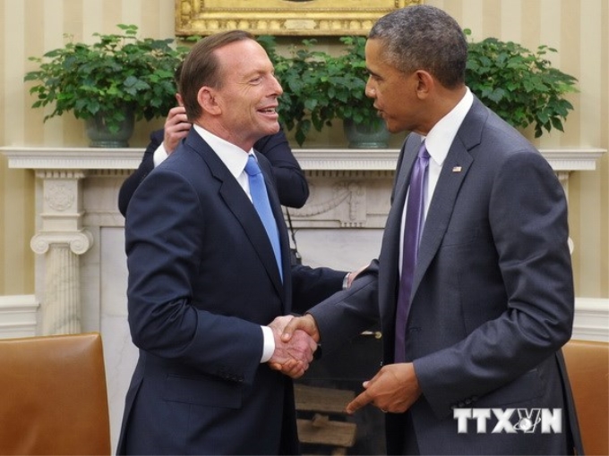 Tổng thống Mỹ Obama bắt tay Thủ tướng Australia Abbott tại Nhà Trắng. (Ảnh: AFP/TTXVN)