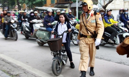 Hà Nội: Người dân vẫn lúng túng khi đăng ký xe máy điện