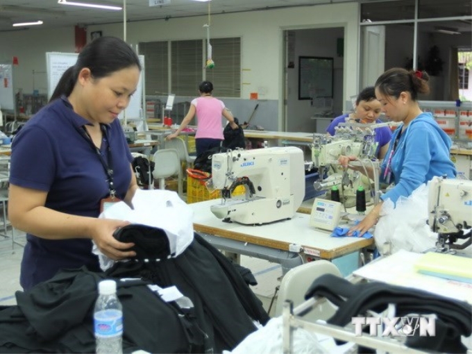 Công nhân Công ty Esquel Garment Manuflecturing tại Khu công nghiệp Việt Nam-Singapore, Bình Dương. Ảnh minh họa. (Ảnh: Thanh Vũ/TTXVN)