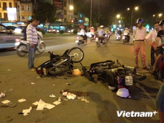 Hiện trường vụ tai nạn xe máy tại Ngã Tư Sở, Hà Nội, tối 13/6. (Ảnh: Sơn Bách/Vietnam+)