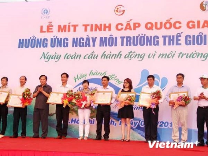 Lãnh đạo Bộ Tài nguyên và Môi trường tặng bằng khen cho các tập thể có thành tích xuất sắc trong bảo vệ môi trường của Thành phố Hồ Chí Minh. (Ảnh: Anh Tuấn/Vietnam+)