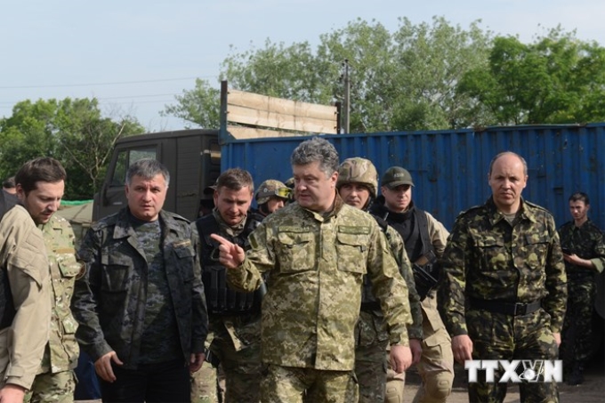 Tổng thống Ukraine Petro Poroshenko (giữa) thị sát một đơn vị chống khủng bố của quân đội ở gần thành phố Izyum thuộc tỉnh miền đông Donetsk ngày 20/6. (Nguồn: AFP/TTXVN)