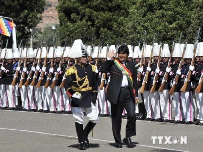 Tổng thống Bolivia Evo Morales (giữa) duyệt đội danh dự tại một lễ kỷ niệm ở Trường quân sự ở La Paz ngày 25/4. (Nguồn: AFP/TTXVN)