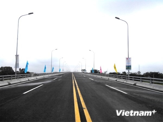 Cầu Vĩnh Thịnh với chiều dài hơn 5,4km là cầu vượt sông có chiều dài lớn nhất Việt Nam (Ảnh: Việt Hùng/Vietnam+)