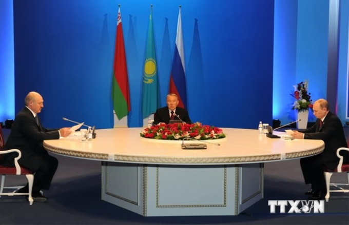 Tổng thống Kazakhstan Nursultan Nazarbayev (giữa), Tổng thống Nga Vladimir Putin (phải) và Tổng thống Belarus Alexander Lukashenko ký Hiệp ước thành lập Liên minh kinh tế Á-Âu. (Nguồn: AFP/ TTXVN)