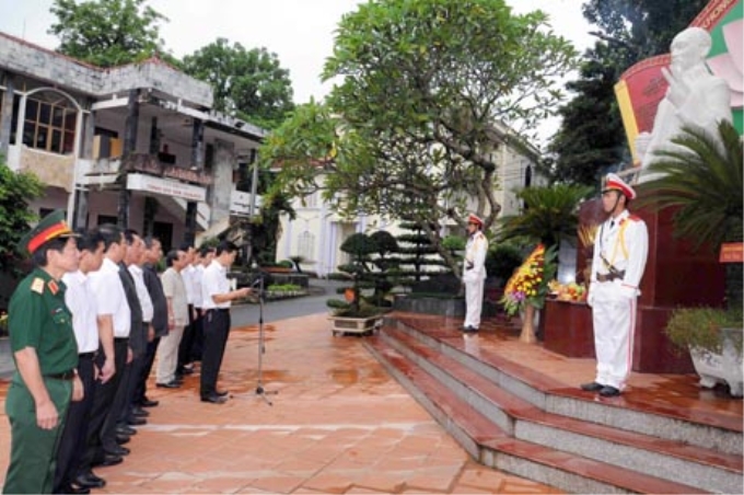 Bí thư Tỉnh uỷ Triệu Tài Vinh báo công với Bác về những thành tích mà Đảng bộ, chính quyền và nhân dân các dân tộc tỉnh đạt được trong thời gian qua. Ảnh minh họa.