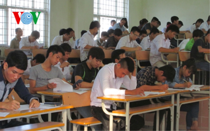 Thí sinh làm bài thi trong buổi thi thứ nhất, đợt 2, Kỳ thi tuyển sinh Đại học, Cao đẳng 2014