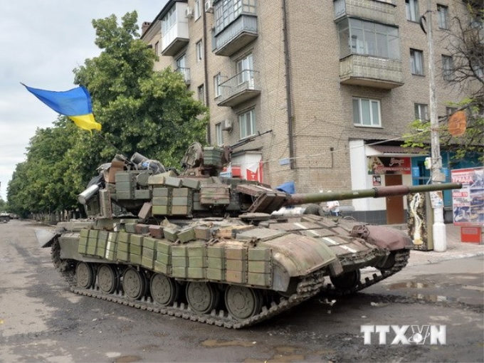 Xe quân sự Ukraine tuần tra tại thành phố Slavyansk. (Nguồn: AFP/TTXVN)