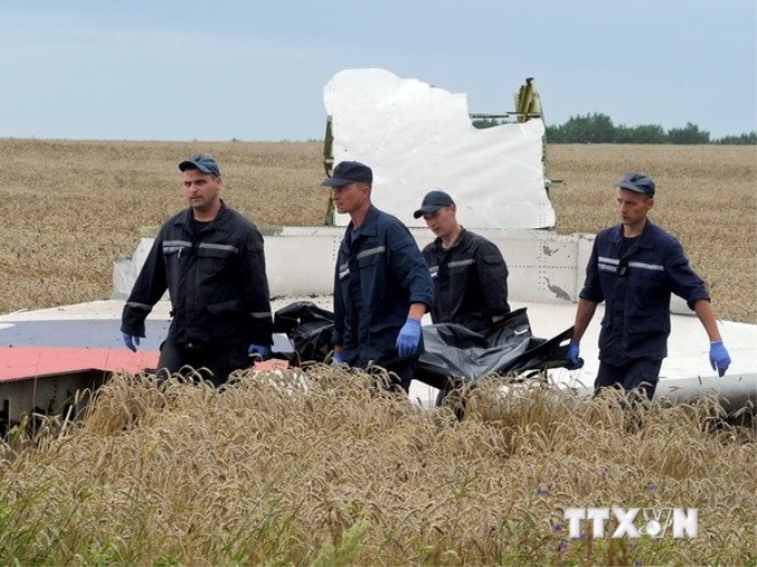 Lực lượng cứu hộ Ukraine tìm kiếm thi thể các nạn nhân, tại Grabove, Donetsk. (Nguồn: AFP/TTXVN)