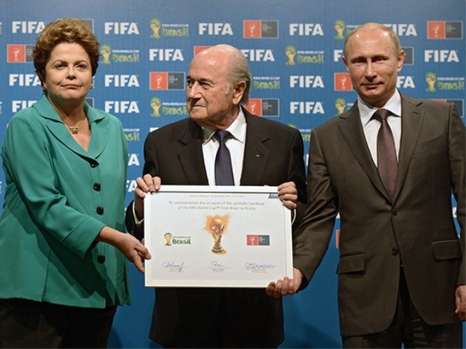 Bà Rousseff chuyển giao quyền tổ chức World Cup cho ông Putin. (Nguồn: AP)