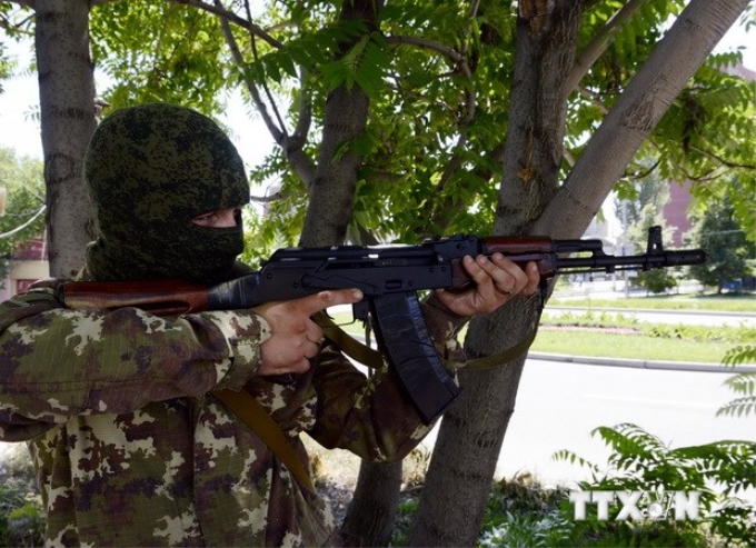 Một tay súng lực lượng biểu tình ở thành phố miền đông Donetsk ngày 21/7. (Ảnh: AFP/ TTXVN)