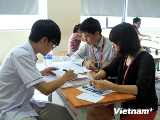 Thí sinh làm thủ tục nhận phòng thi tại Đại học Ngoại Thương. (Ảnh: Xuân Mai/Vietnam+)