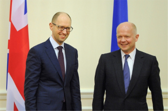 Ngoại trưởng Anh Wiliam Hague và Thủ tướng Ukraine Arseni Yatsenyuk.