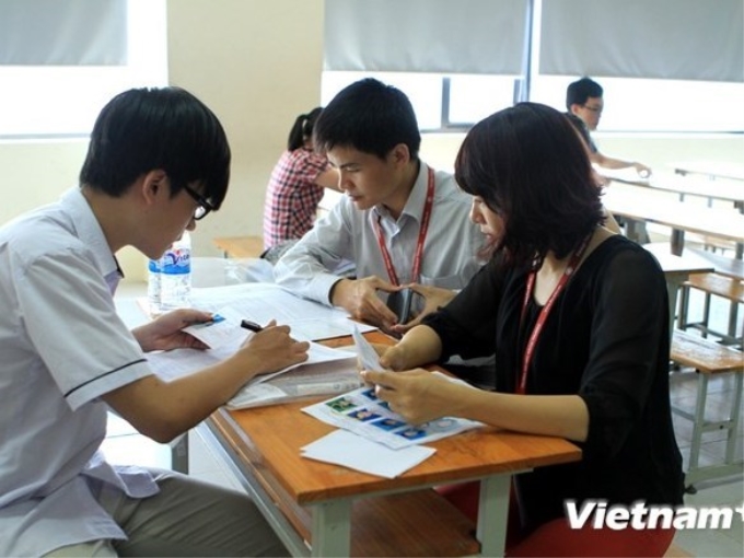 Thí sinh làm thủ tục dự thi đại học. (Ảnh: Xuân Mai/Vietnam+)