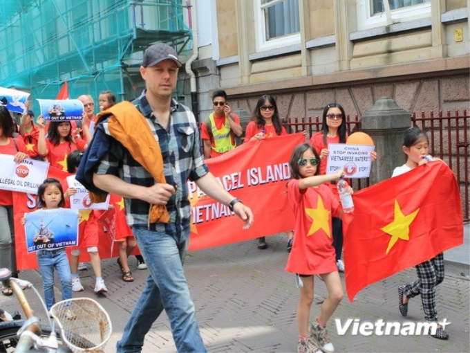 Đông đảo sinh viên, lưu học sinh và cộng đồng người Việt đã tổ chức biểu tình tuần hành phản đối Trung Quốc(Ảnh: Thanh Hải/Vietnam+)