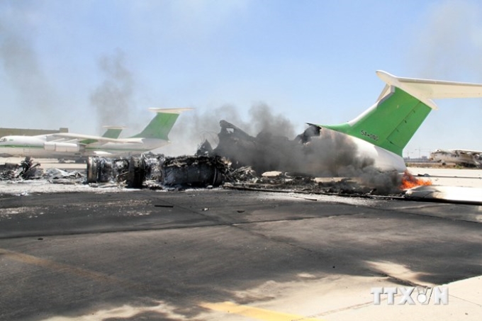 Máy bay bị phá hủy trong vụ tấn công sân bay Tripoli ngày 16/7. (Nguồn: AFP/TTXVN)