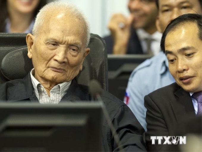 Bị cáo Nuon Chea (trái) tại phiên tòa ngày 31/10/2013. (Nguồn: AFP/TTXVN)