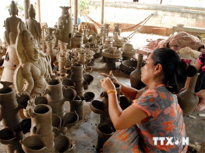 Sản xuất gốm Bàu Trúc tại một gia đình ở huyện Ninh Phước, tỉnh Ninh Thuận. (Ảnh: TTXVN)