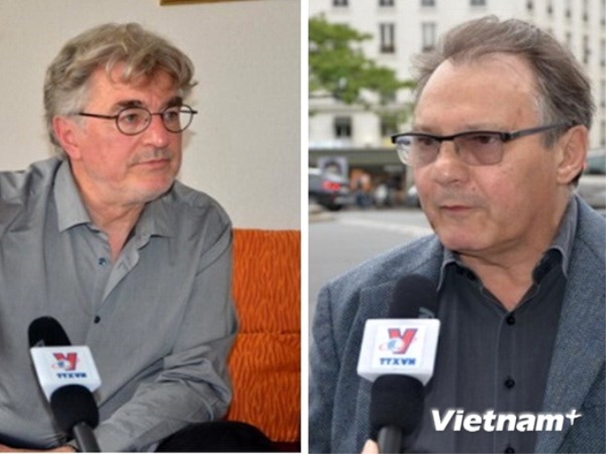 Đạo diễn Daniel Roussel và nhà sử học Alain Ruscio trả lời phỏng vấn TTXVN. (Ảnh: Vietnam+)