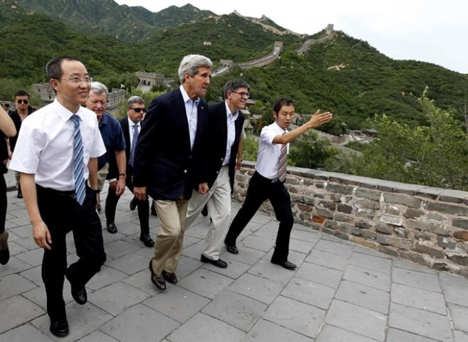 Ngoại trưởng Mỹ John Kerry thăm Vạn Lý Trường Thành hôm 9/7. (Nguồn: AP)