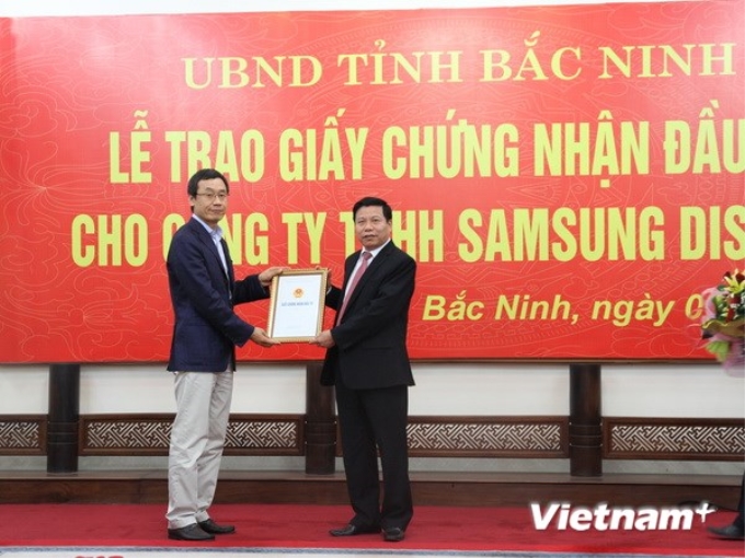 Lãnh đạo Ủy ban Nhân dân tỉnh Bắc Ninh đã trao giấy chứng nhận đầu tư cho đại diện Công ty trách nhiệm hữu hạn Samsung Display. (Ảnh: Vietnam+)