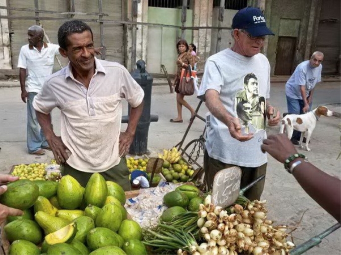 Người dân Cuba mua bán tại một khu chợ. (Nguồn: Getty Images)