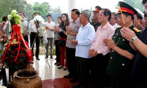 Người Việt tại Lào dâng hương tưởng nhớ các anh hùng liệt sỹ