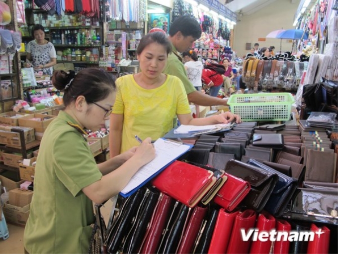 Các tiểu thương chợ Đồng Xuân ký cam kết không kinh doanh hàng lậu (Ảnh: Đức Duy/Vietnam+)