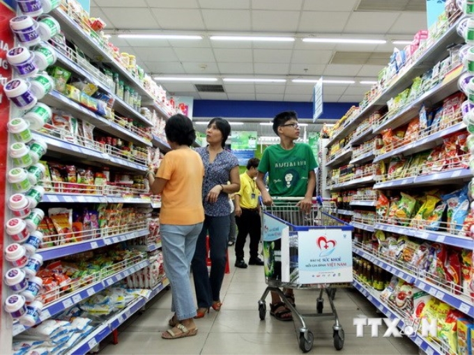 Người tiêu dùng mua sắm tại Coop mart Đinh Tiên Hoàng, quận Bình Thạnh, Thành phố Hồ Chí Minh. (Ảnh: Thanh Vũ/TTXVN)