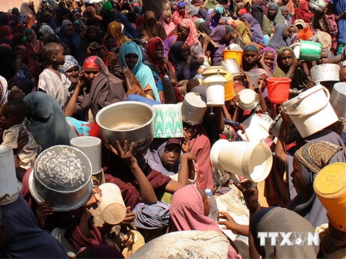 Người tị nạn Somalia chờ nhận hàng cứu trợ. (Nguồn: AFP/TTXVN)