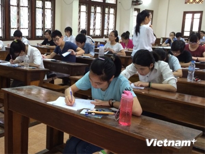 Thí sinh dự thi môn Toán, khối D tại Hội đồng thi Đại học Ngoại thương, Hà Nội. (Ảnh: Xuân Mai/Vietnam+)