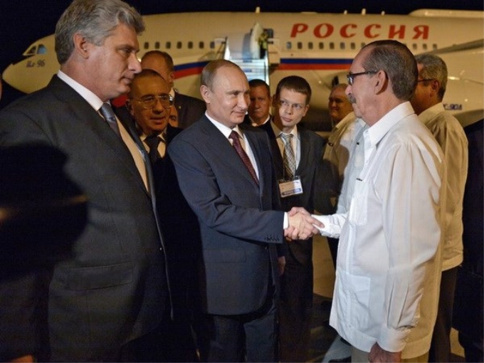 Quan chức Cuba đón Tổng thống Nga Putin. (Nguồn: Ria Novosti)