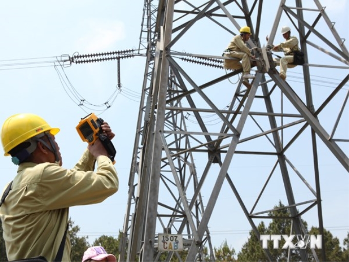 Công nhân ngành điện bảo trì đường dây 500 kV (Ảnh: TTXVN)