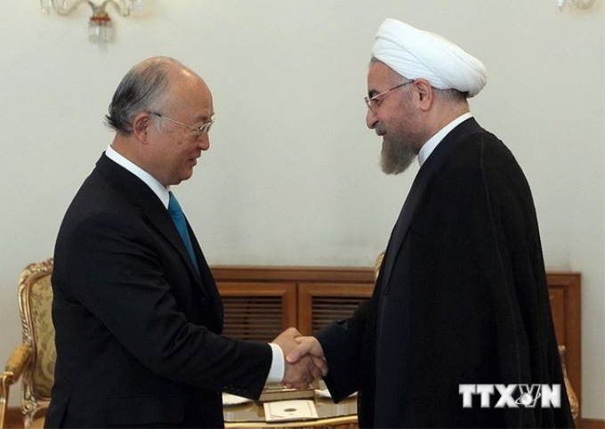 Tổng thống Iran Hassan Rouhani (phải) gặp Tổng Giám đốc Cơ quan Năng lượng Nguyên tử quốc tế (IAEA) Yukiya Amano tại thủ đô Tehran. (Nguồn: AFP/TTXVN)