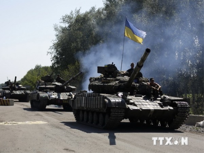 Binh sỹ Ukraine tuần tra gần thành phố Debaltseve thuộc khu vực Donetsk ngày 3/8. (Nguồn: AFP/TTXVN)