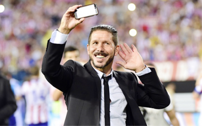 HLV Simeone tươi cười sau khi Atletico đánh bại Real (Ảnh: Getty)