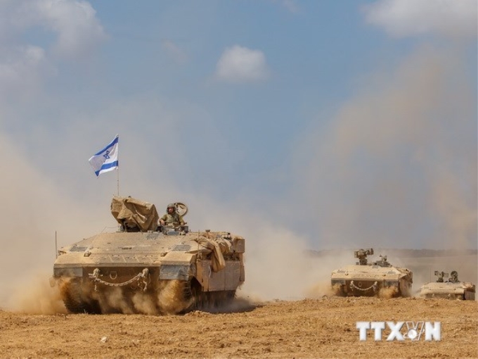 Xe tăng Israel rút về từ Dải Gaza, trên đường tới triển khai tại khu vưc gần biên giới với Palestine ngày 4/8. (Ảnh: AFP/TTXVN)